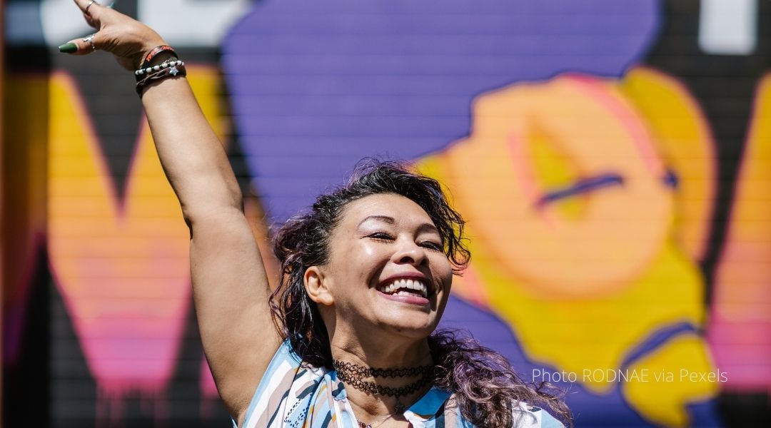 Woman posing in front of a mural